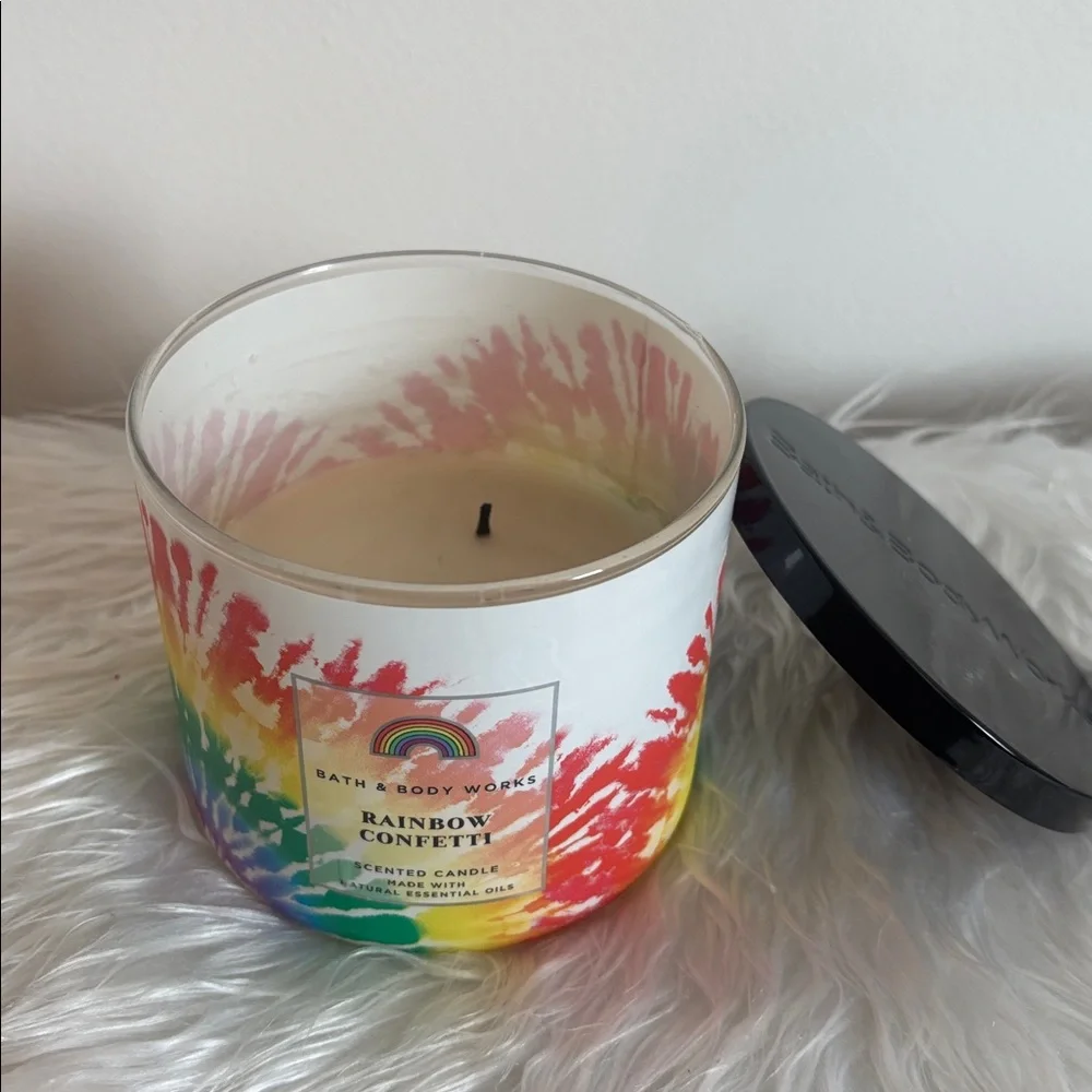 Rare Bath & Body Works Candle 🌈
